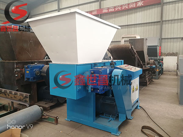 廢塑料撕碎機(jī)已完工，等待信陽客戶提貨